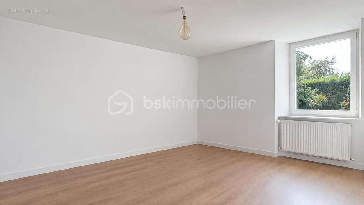 Maison familiale au centre du village avec dépendances ! - photo 8