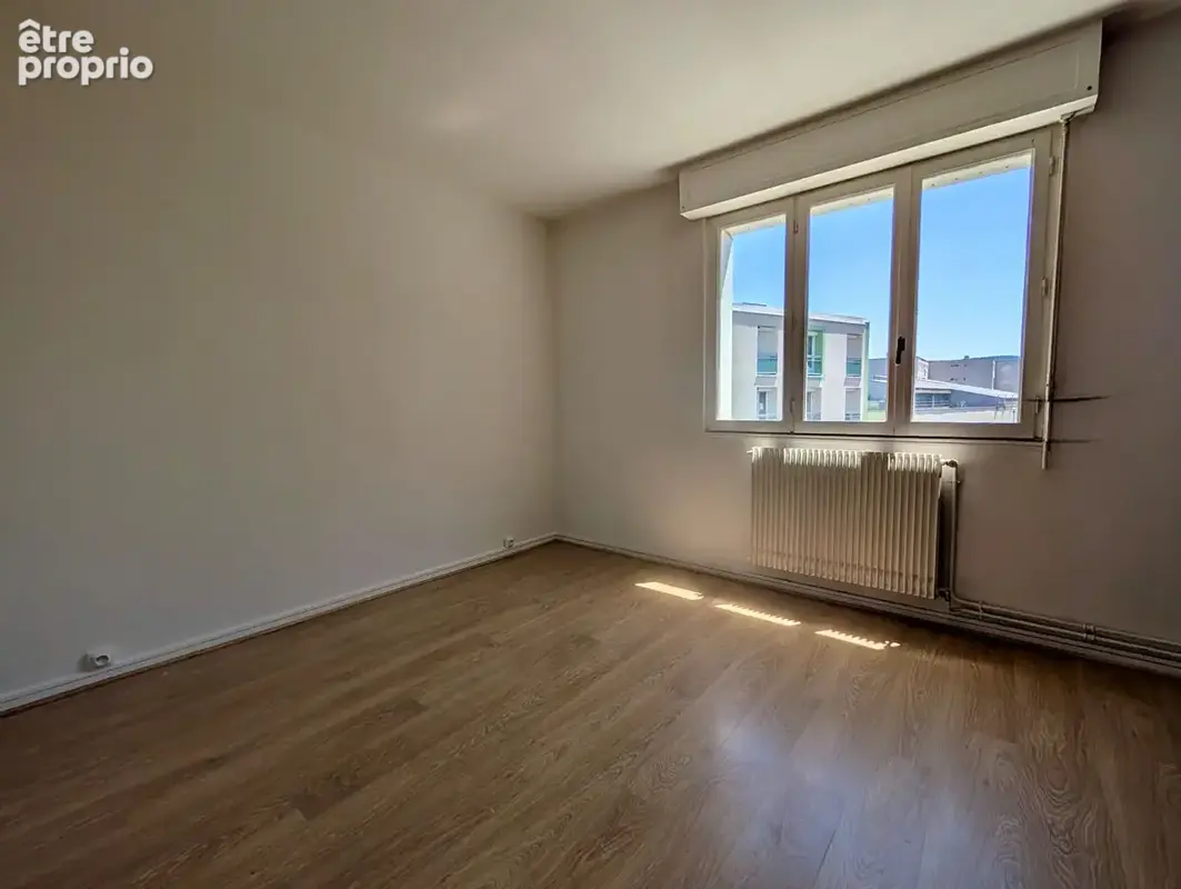 T4 FAMILIAL de 100 m² avec cave et parking privé - photo 2