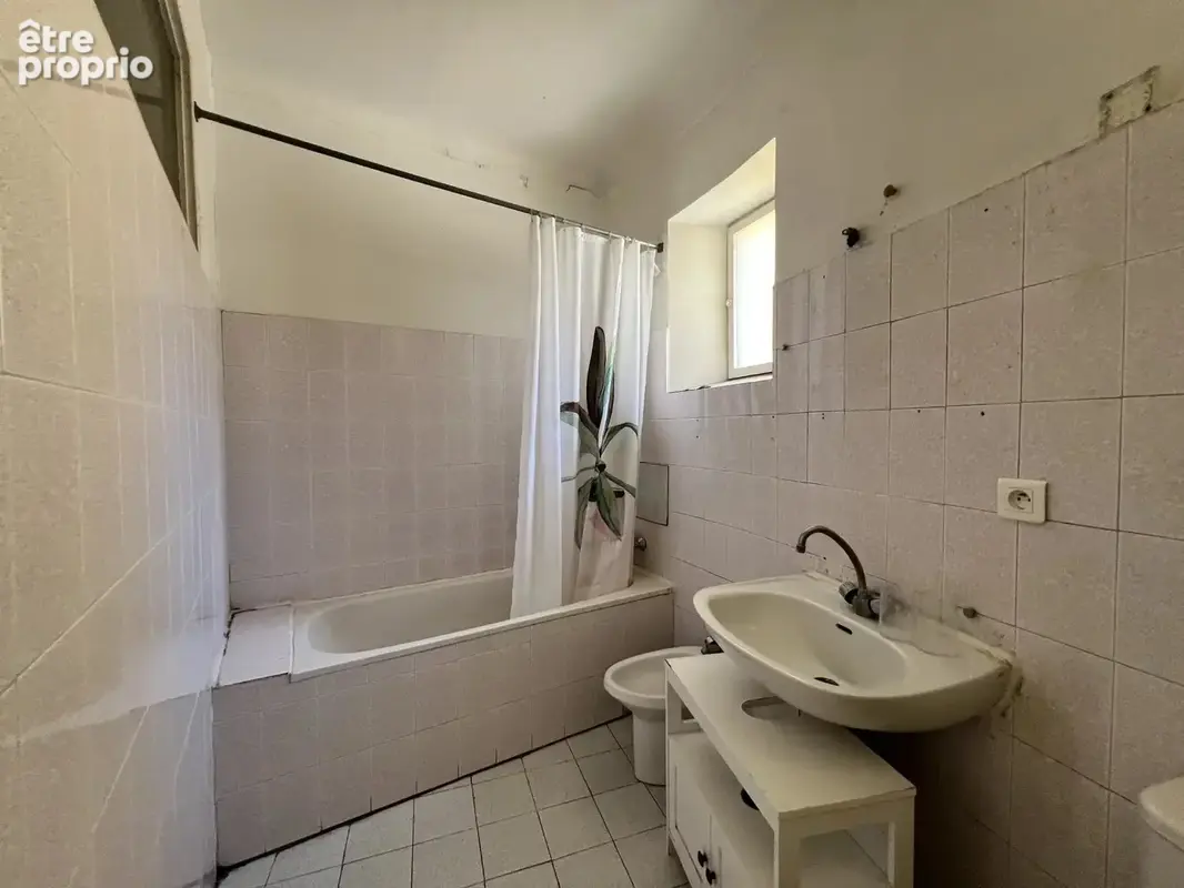 NICE CENTRE–3 PIÈCES en étage élevé avec Balcon et fort potentiel + Cave - photo 8