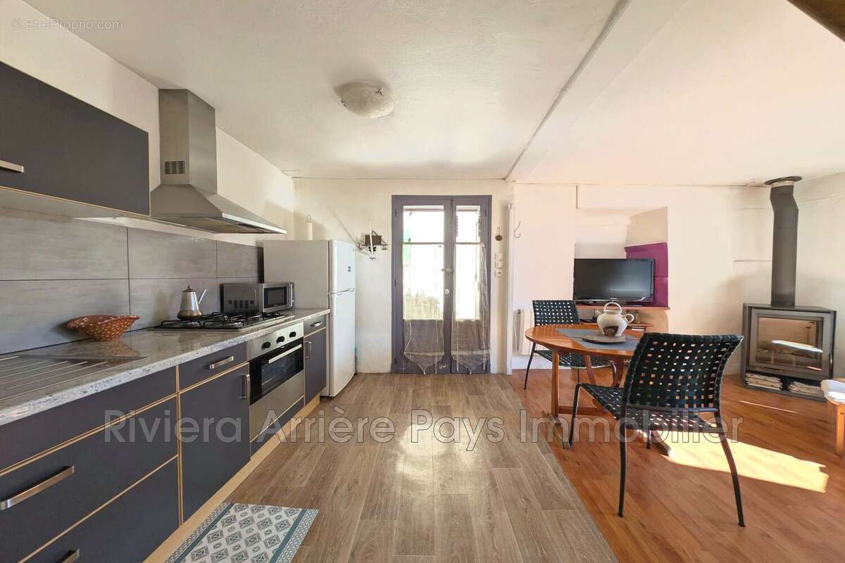 Maison à CASTELLET-LES-SAUSSES