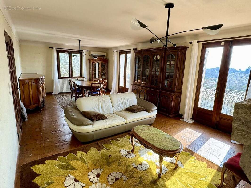 Dickjan POPPEMA d'eXp France vous propose une belle maison individuelle avec 4 chambres et une belle vue sur la Citadelle de Forcalquier - Maison à FORCALQUIER