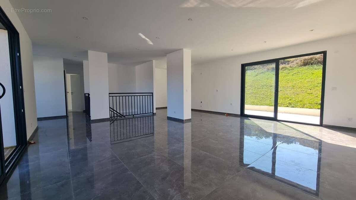 Maison à LES MARTRES-DE-VEYRE