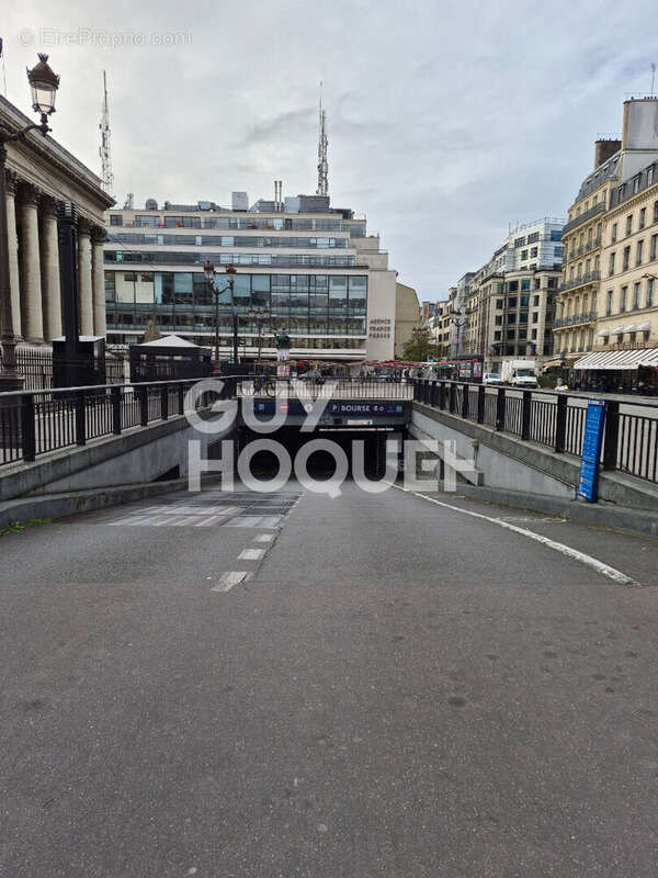 Parking à PARIS-2E