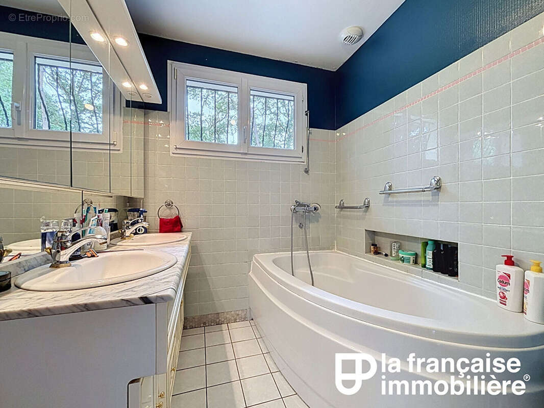 A vendre -Maison rénovée -5 chambres - terrain arboré d'environ 1 hectare - sous-sol complet - photo 12