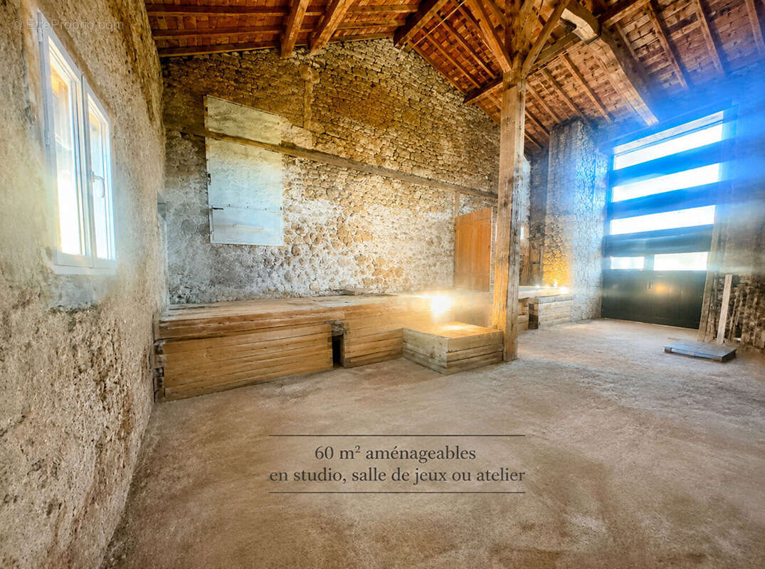 Ferme en pierre rénovée avec 3 chambres, possibilité 4ème chambre, terrain arboré et rénovation énergétique à 20 min de Roanne. - photo 13