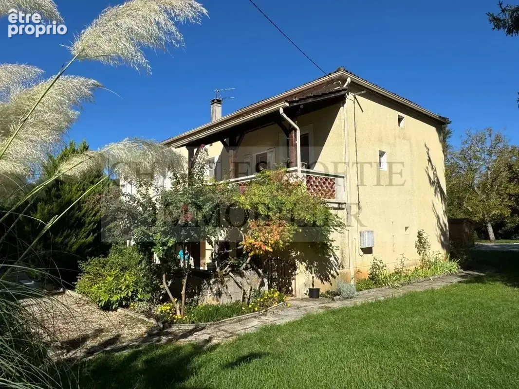 Maison familiale avec garage, piscine et accès à la rivière sur près de 7000 m² de terrain, proche de Prayssac. - photo 18