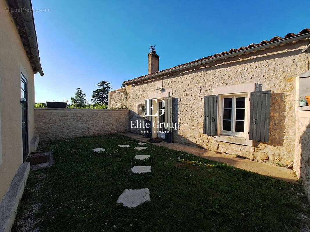Maison à MOSNAC