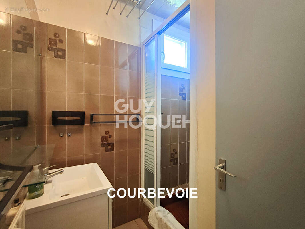 Appartement à COURBEVOIE