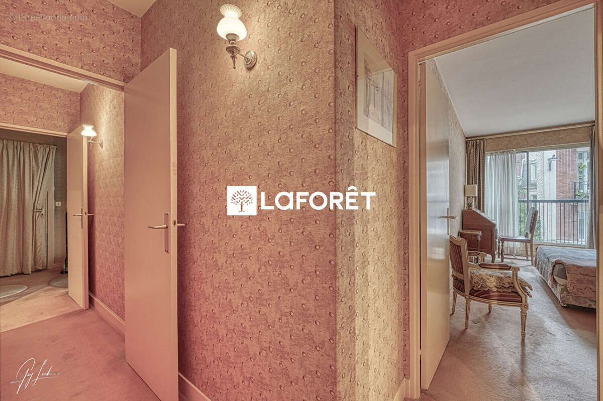 Appartement à PARIS-16E
