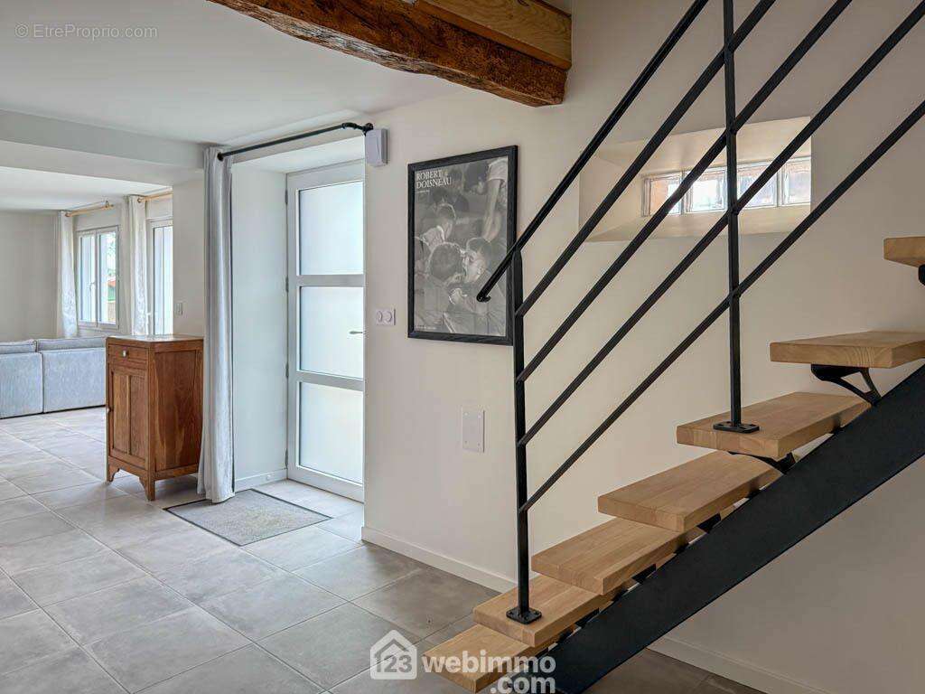 une entrée - Maison à POUZAUGES