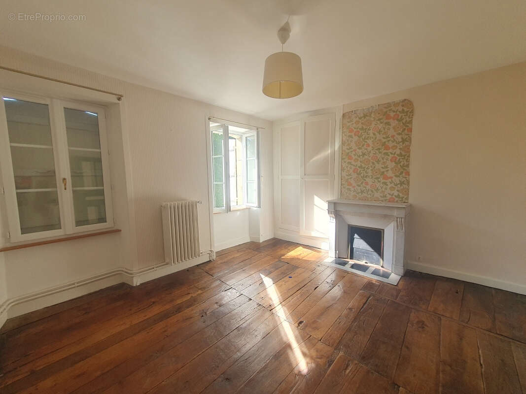 Maison à MARCILLAC-LA-CROISILLE