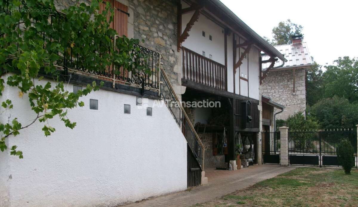 Maison 240 m² à Sutrieu  - photo 7