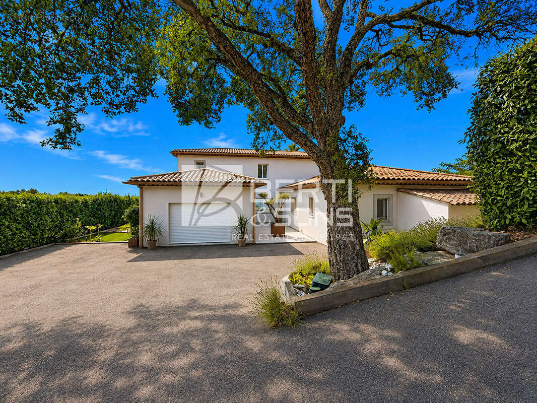 A 15 min de mandelieu - villa renovee 7 pieces avec 4/5 chambres  - piscine a debordement - vue feerique ! - photo 3