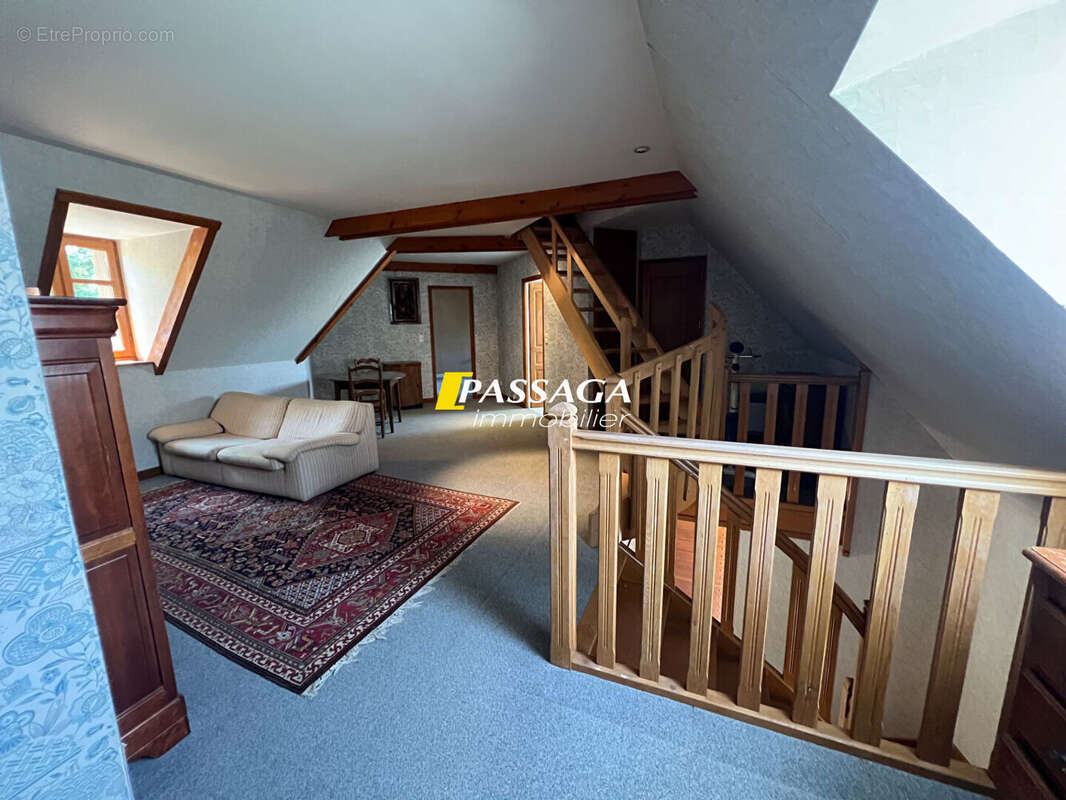 A VENDRE - Maison d'habitation avec parc arboré et piscine - LAISSAC - photo 12