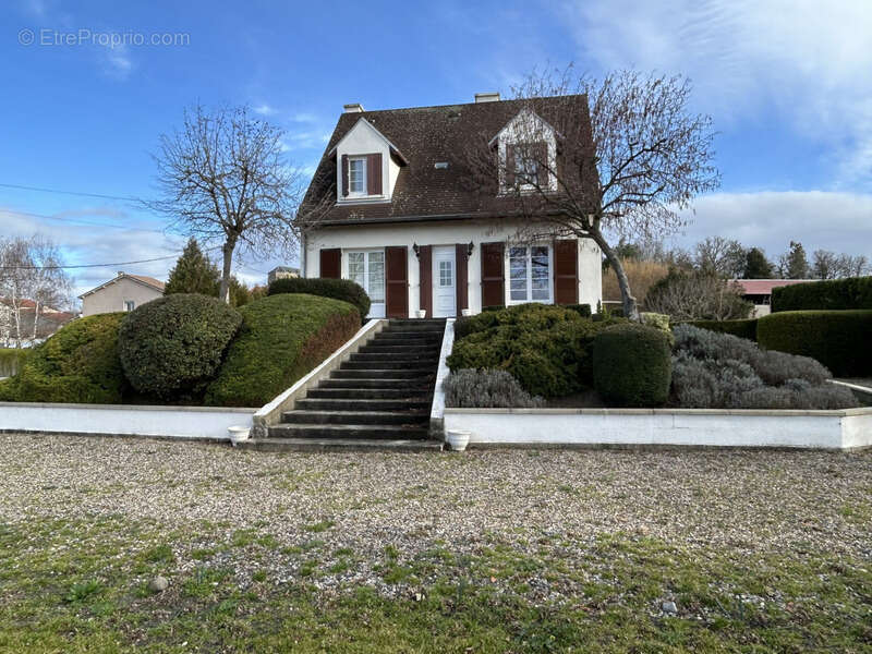 Maison à LES MARTRES-D'ARTIERE