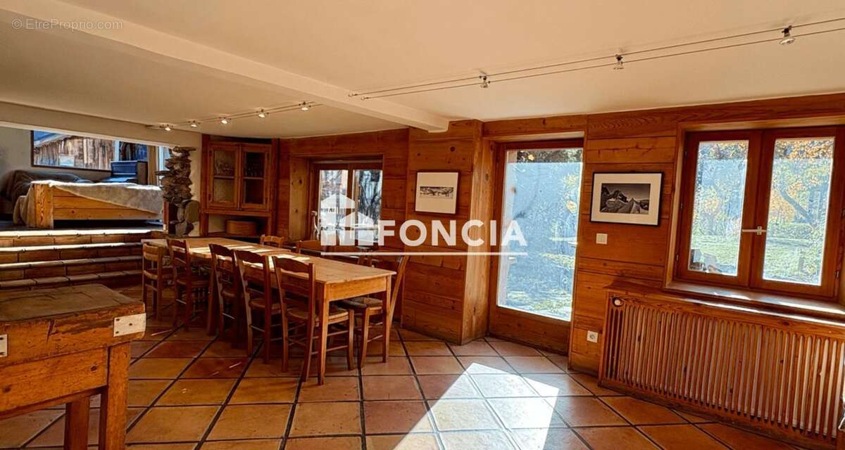 Maison à LES ALLUES