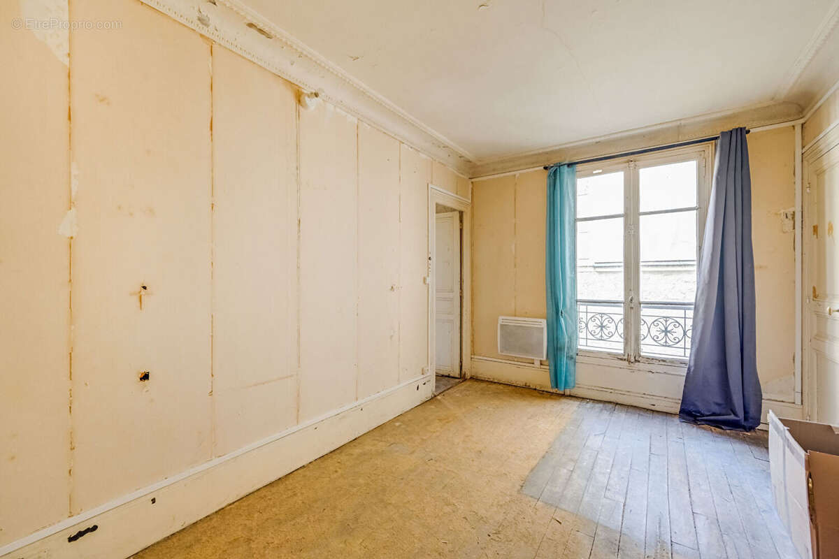 Paris 18ème - Rue Ordener - T2 de 38 m² à fort potentiel - photo 2