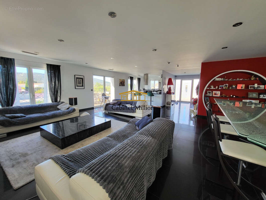 Maison à VIC-LA-GARDIOLE