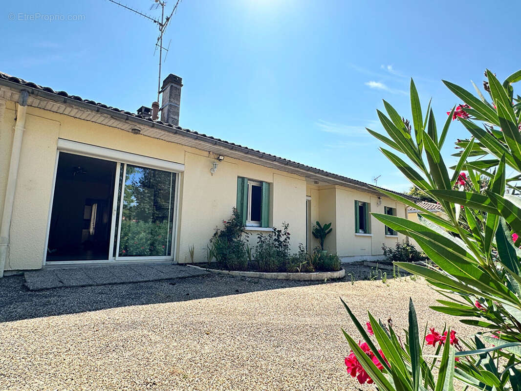 Maison de plain pied 131 m2 avec 1600m2 de jardin à Puymoyen - photo 16