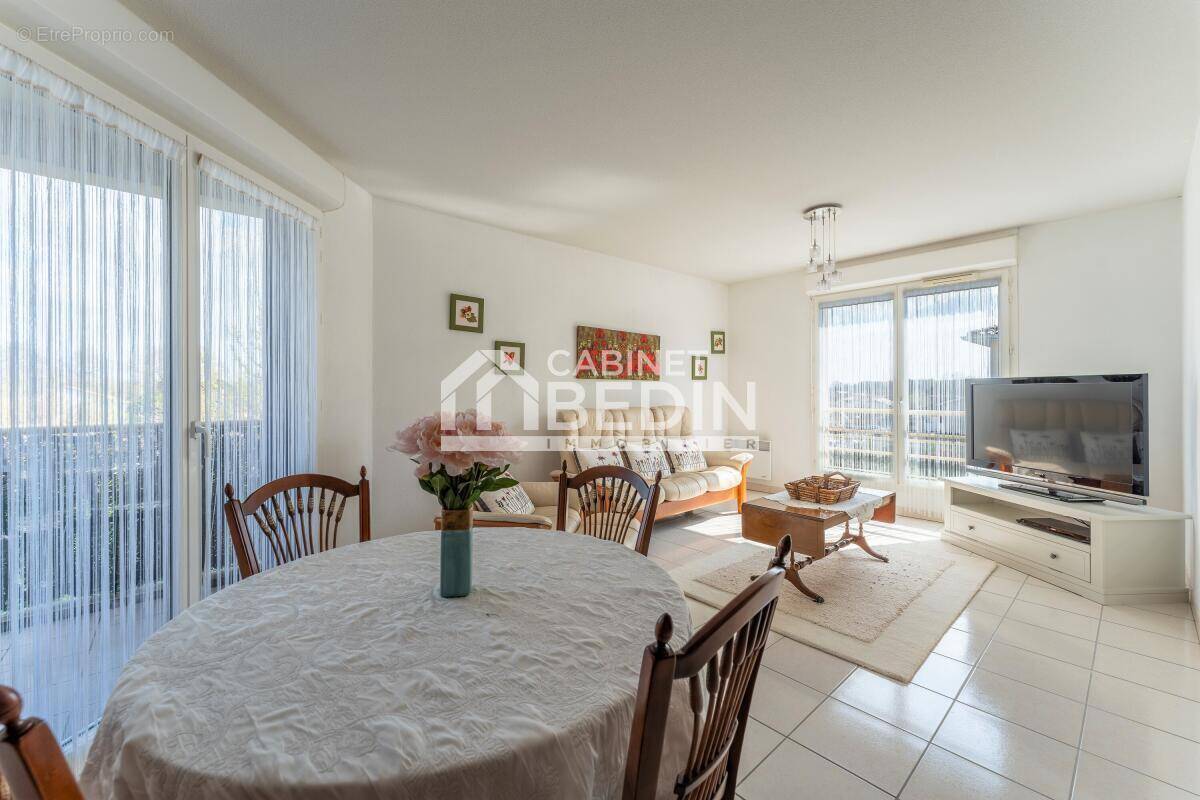 Appartement à PAREMPUYRE