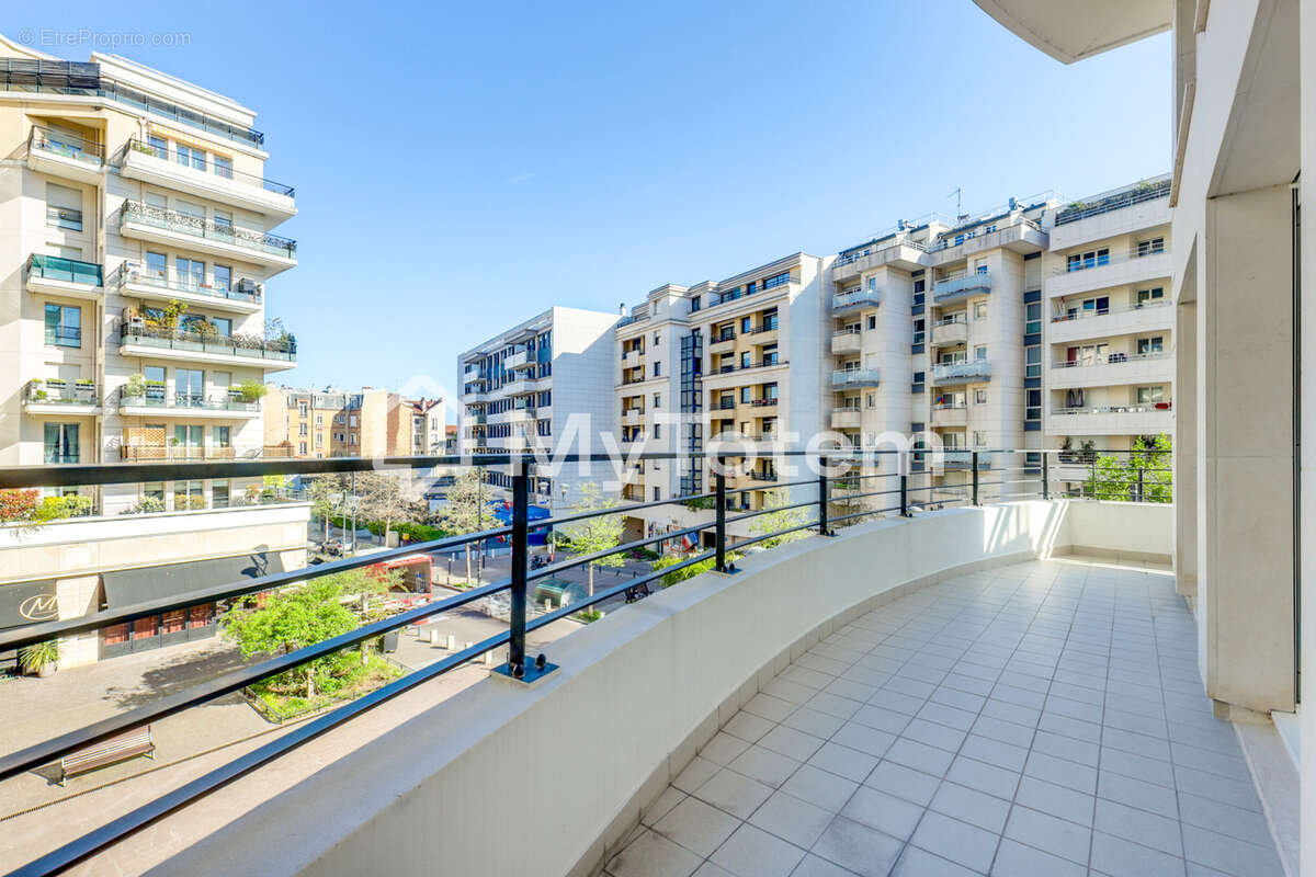 Appartement à COURBEVOIE