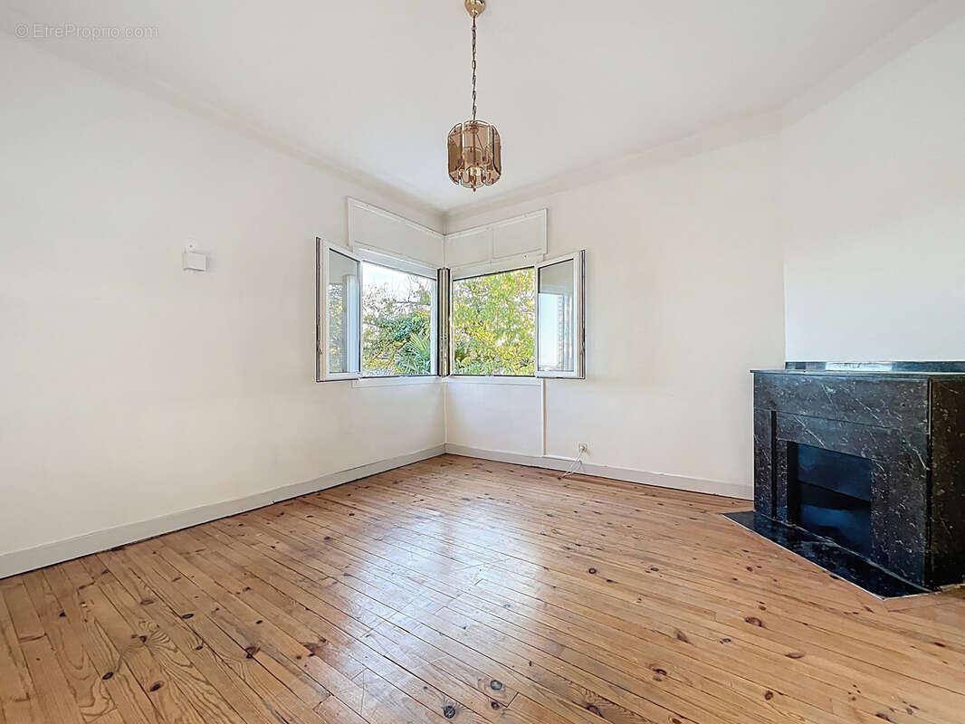 Maison de caractère, T6 de 171 m2 au calme avec jardin, terrasses et garages. - photo 2