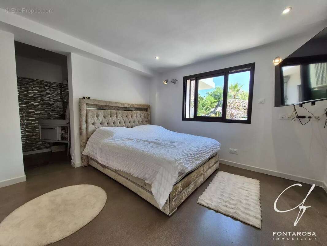 Maison à ROQUEBRUNE-SUR-ARGENS