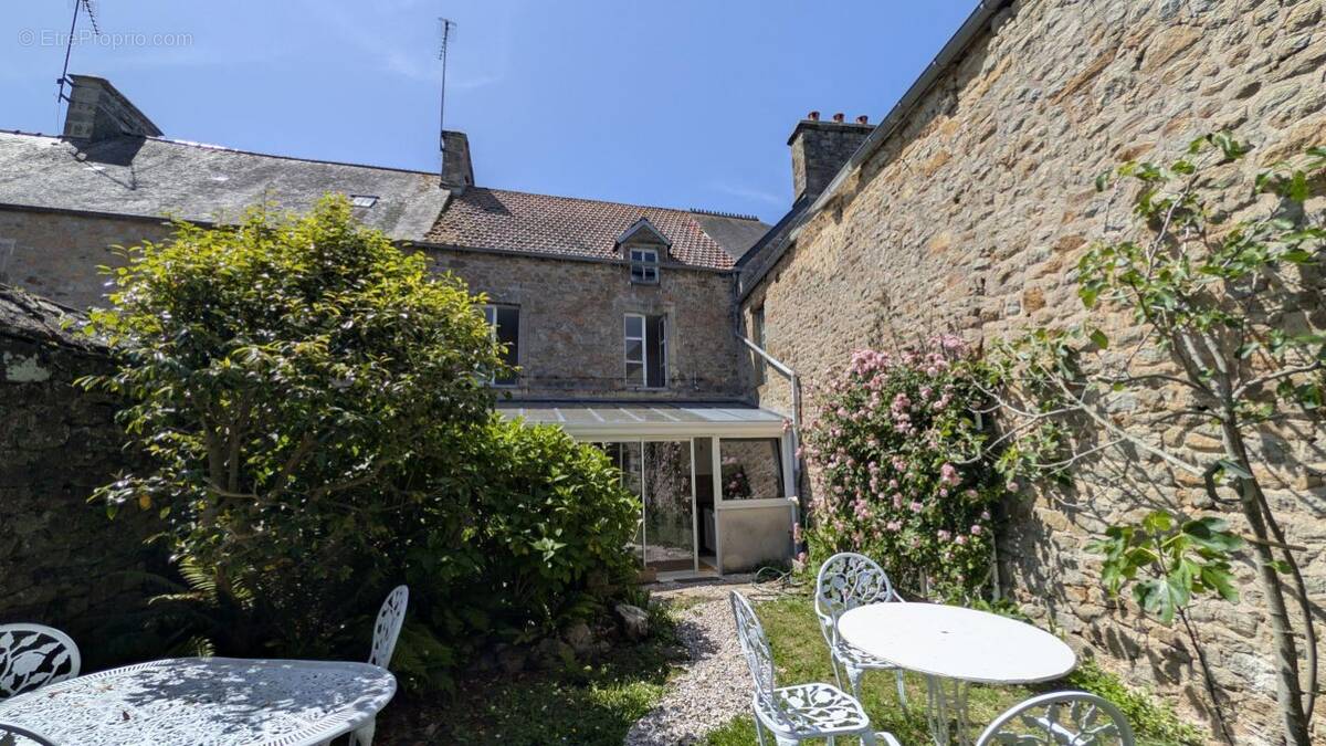 Maison à SAINT-PIERRE-EGLISE