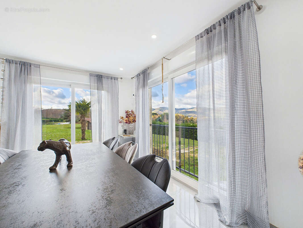 Maison à LE CRESTET