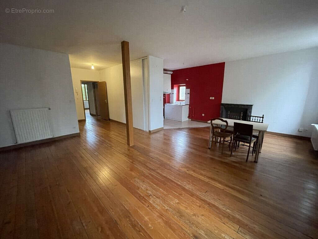 Appartement à BELLENAVES