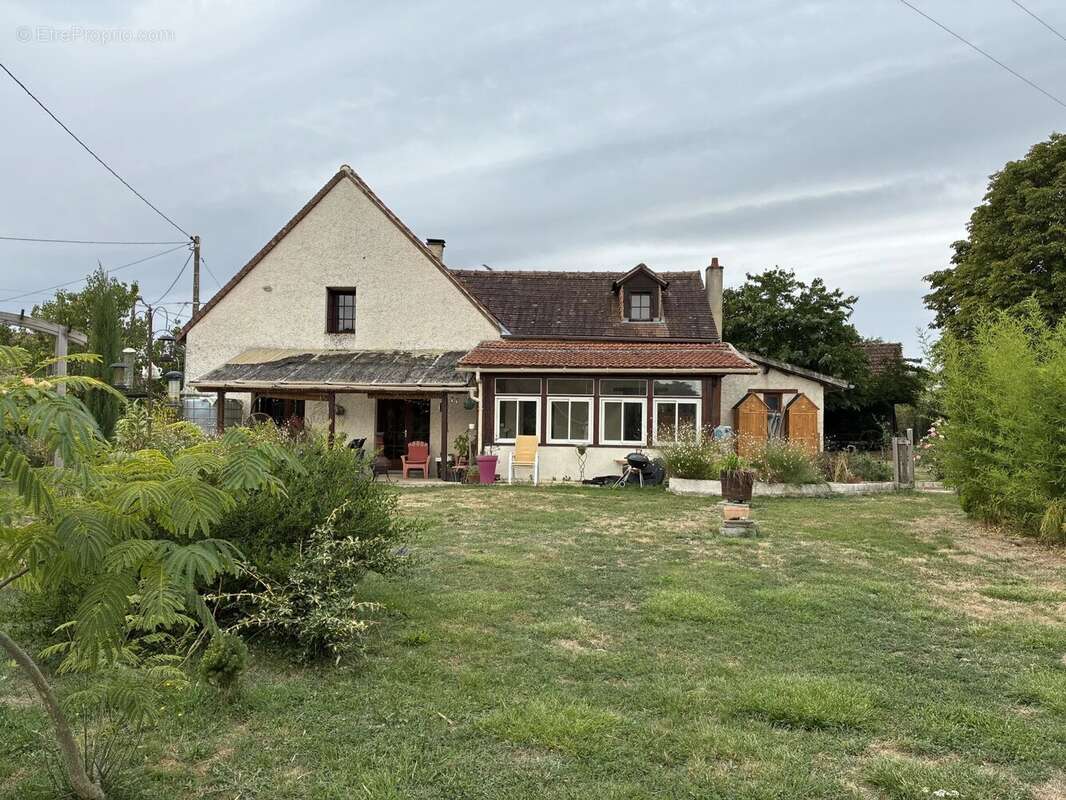Maison rénovée avec gîte séparé de 3 chambres et piscine !! - photo 5