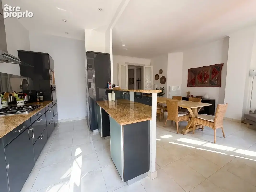 Cur de ville  Duplex de caractère avec terrasse et garage. - photo 3