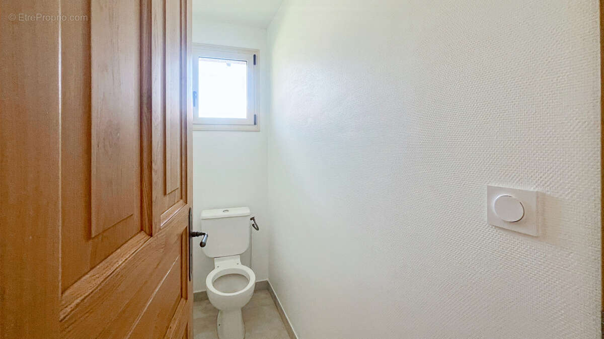 Maison rénovée avec potentiel de suite parentale, grand terrain et sous-sol total   Rare sur le secteur - photo 8
