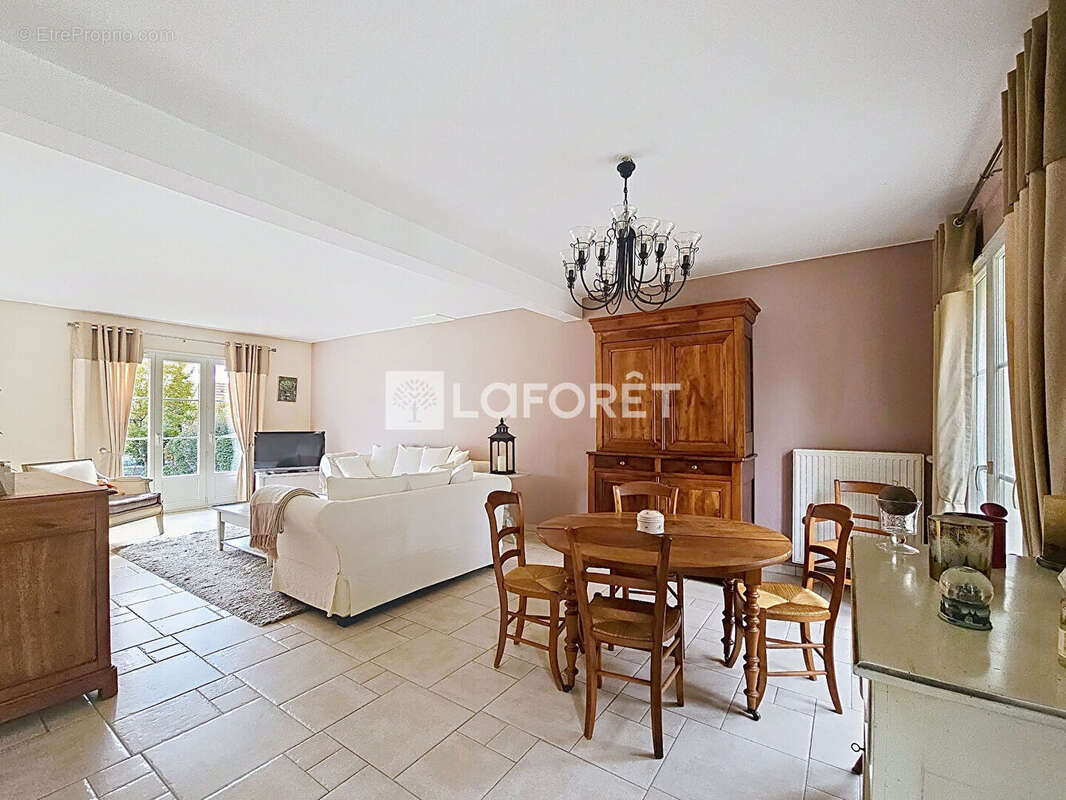 Maison à LINAS