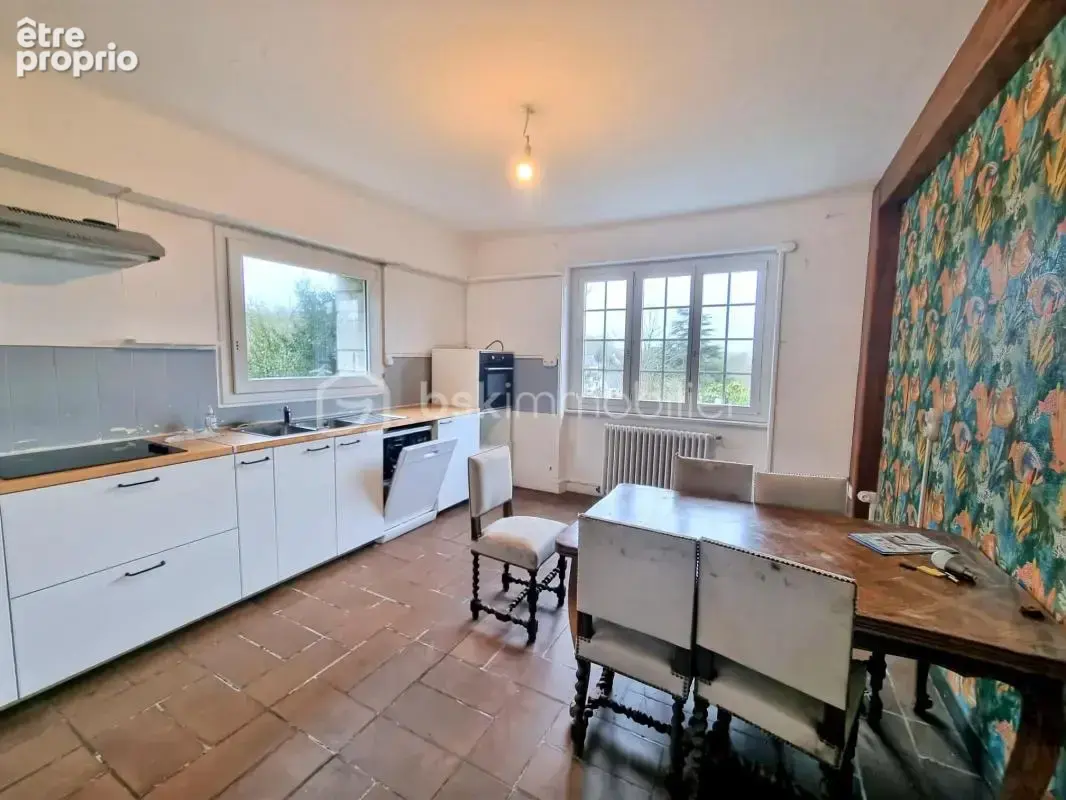 ELLIANT – Proche centre - Maison de 270 m2 sur près de 3000 m2 de terrain - photo 5