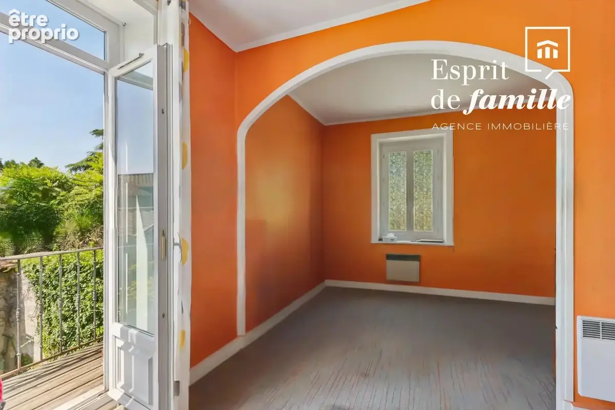 Fontaines-Saint-Martin, propriété au coeur du village 260m2 plus dépendances - photo 9