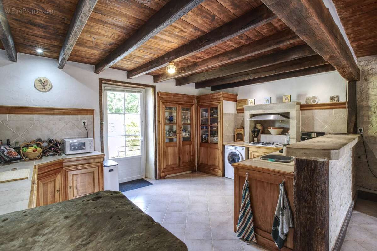 Maison en pierre spacieuse avec grand gîte (4/6 chambres) au cœur d’un village recherché - photo 6