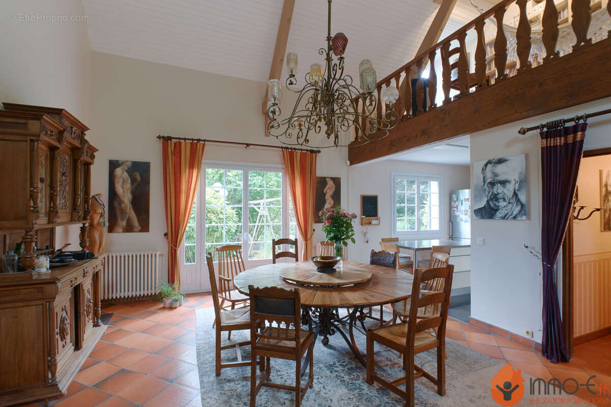 Maison 270 m² à Conde-Sainte-Libiaire  - photo 6