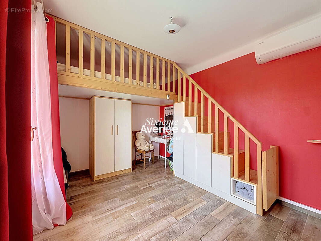 A vendre à Grasse spacieux 4 pièces de 81 m2 avec deux balcons, cave, vue dégagée. - photo 6