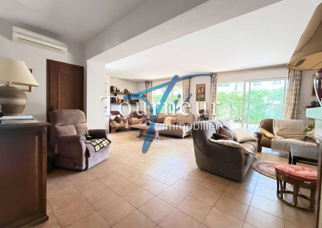 Tres rare sanary hypercentre villa traditionnelle de 183m2 divisee en deux grands appartements - photo 6