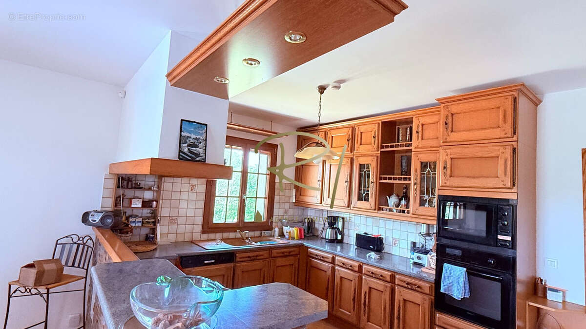 Maison à SAINT-SAUVEUR-DE-CRUZIERES