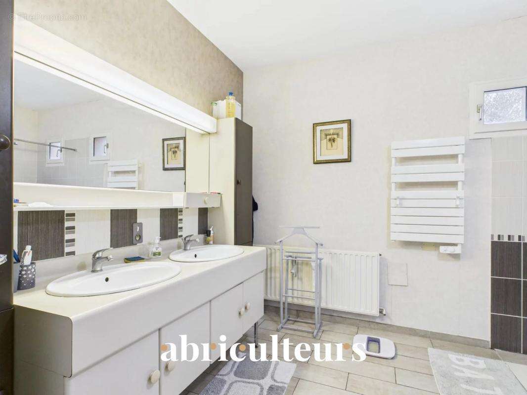 Maison avec parc arboré - 260 m² - en vente au MANS SUD (72230) - photo 11