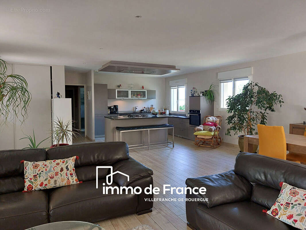 Maison T5/6 , 212m² habitables sous sol avec garage, terrain et piscine. - photo 4