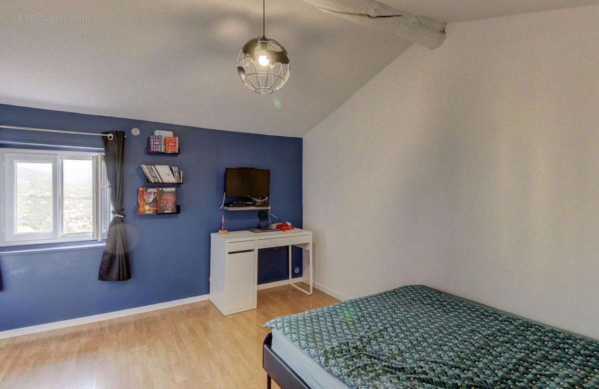 Maison à CHATEAUNEUF-VILLEVIEILLE