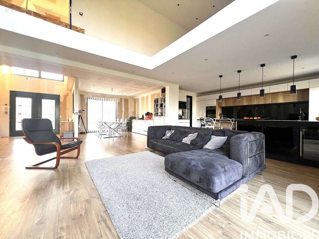 Maison 260 m² à La Brosse-Montceaux  - photo 3