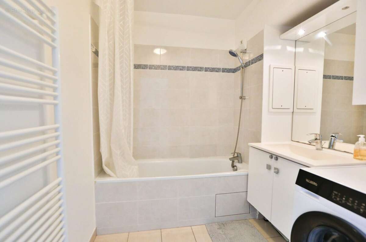 Salle de bain F3 Noisy le Grand  - Appartement à NOISY-LE-GRAND