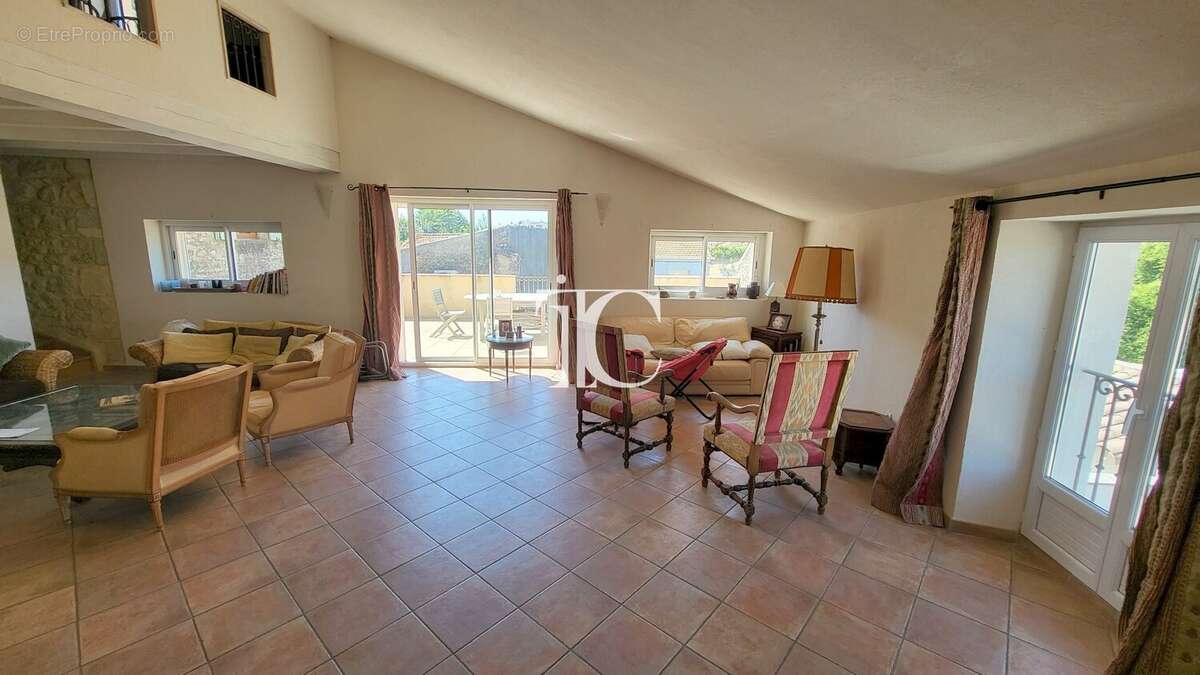 Rousson, mas de hameau renove en pierre 272m2, 3 chambres + 1 studio, terrasses, piscine - photo 4