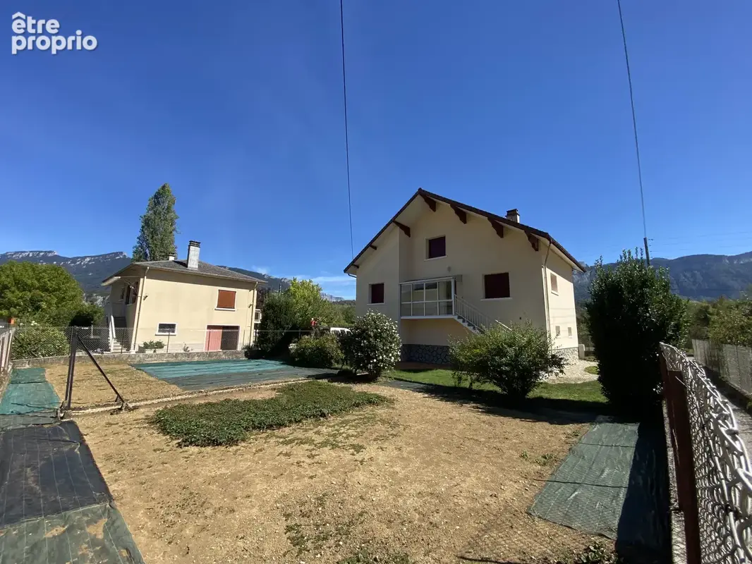 Maison T6 sur terrain plat , clos et arboré. - photo 2