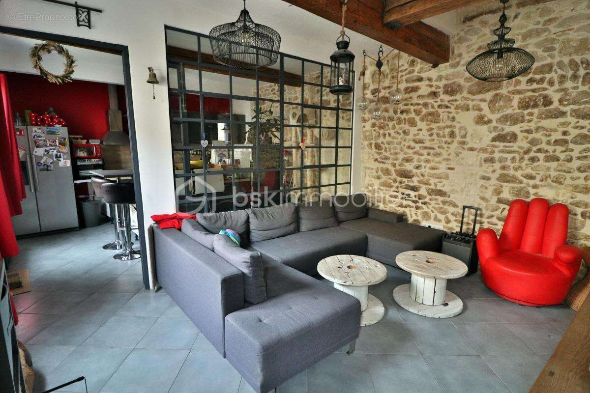 Maison de caractère de 185 m² – Terrasse de 22 m², pierres apparentes, loft et prestations de confort - photo 3