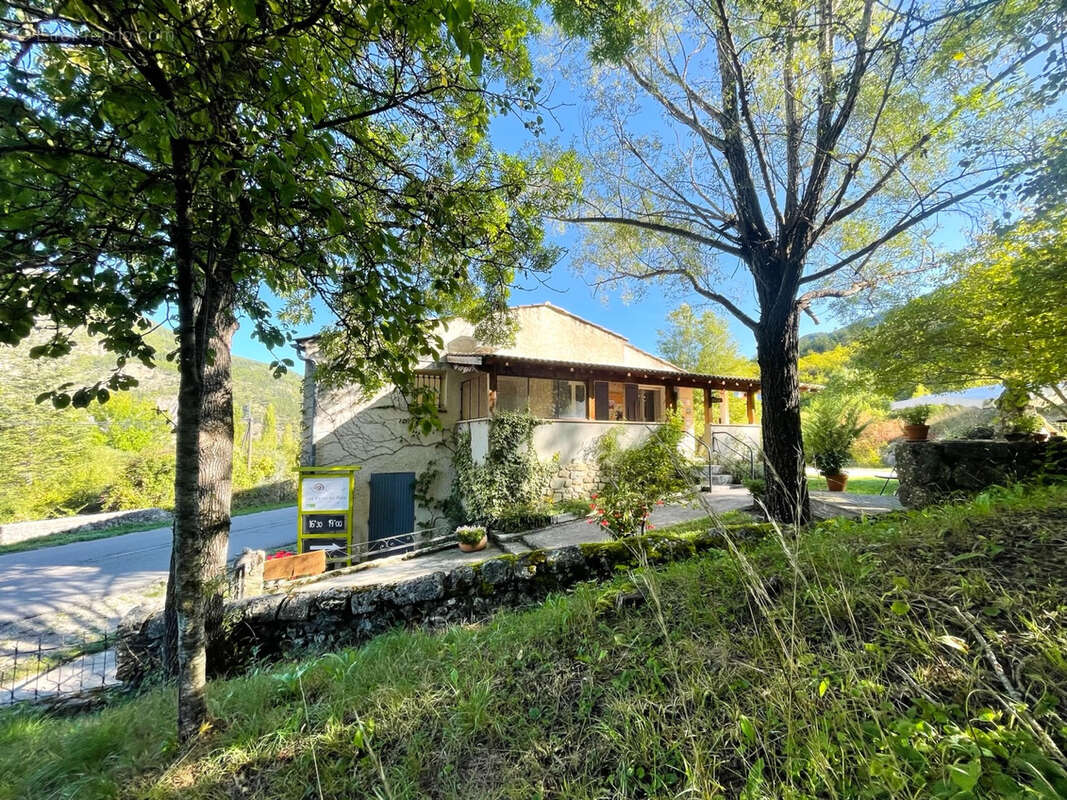 Commerce à CORNILLON-SUR-L'OULE
